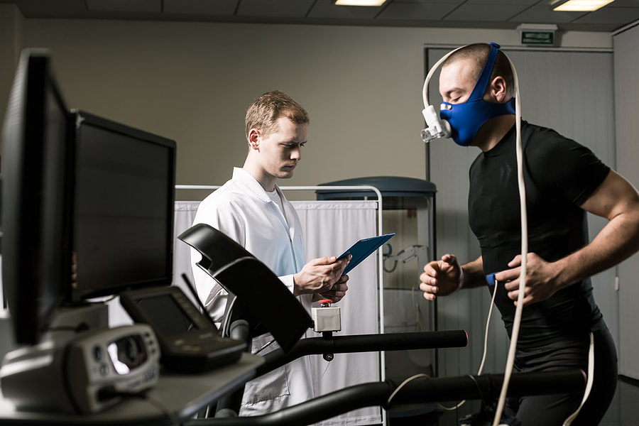 man running on the treadmill will having a breathing test